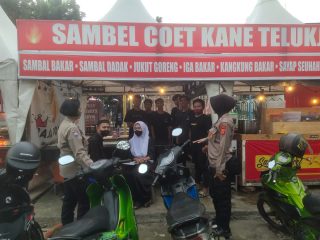Polwan Polres Karawang temani warga ngabuburit. (Humas Polres)
