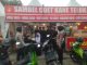 Polwan Polres Karawang temani warga ngabuburit. (Humas Polres)