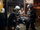 Anggota Polres Karawang membagikan nasi untuk sahur warga. (Foto: Humas)