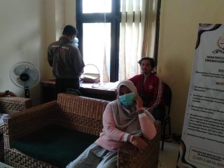 Korban dugaan penipuan oleh oknum pegawai Dealer Honda Daya Motor Cikampek bernama Desta saat melapor ke BPSK