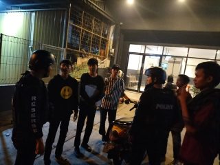 Tim Sanggabuana Polres Karawang saat patroli malam. (Foto: Humas)