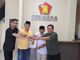Iyas Sutiana alias Mang Adeng (Kemeja Putih)