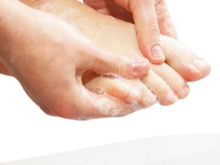 Ilustrasi Cuci Kaki