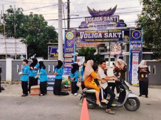 Puluhan Siswa SMK Al Inayah Kutamukti Berbagi Takjil Gratis di Bulan Ramadhan. (AlexaPodcast.ID)