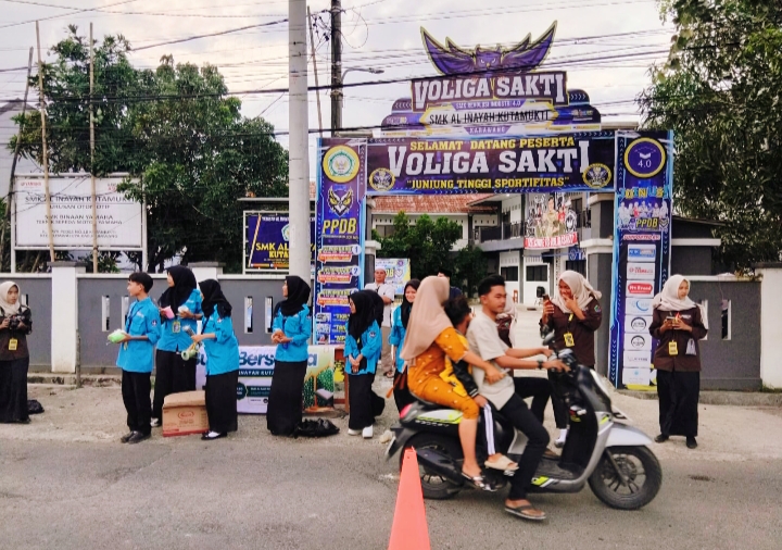 Puluhan Siswa SMK Al Inayah Kutamukti Berbagi Takjil Gratis di Bulan Ramadhan. (AlexaPodcast.ID)