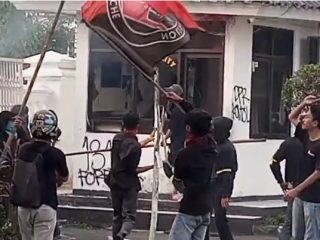 Unjuk Rasa Mahasiswa di DPRD Karawang Ricuh, Polisi Tembakkan Gas Air Mata. (AlexaPodcast.ID)