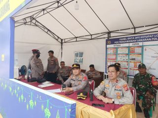 Polsek Pedes Siaga di Perempatan Lamaran Bawah, Jaga Keamanan Pemudik. (AlexaPodcast.ID)