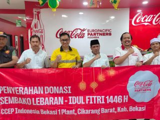 CCEP Indonesia Bagikan Paket Lebaran untuk Ribuan Warga. (AlexaPodcast.ID)