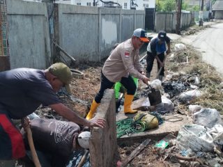 Normalisasi Saluran Air di Sukajaya, Kades Libatkan Warga Setempat. (AlexaPodcast.ID)