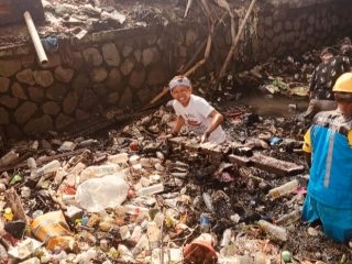 Warga Karawang Wetan Kerja Bakti Bersihkan Got Besar Cegah Banjir. (AlexaPodcast.ID)