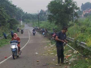 Desa Wanajaya Bersih-Bersih Jalan Villa Mutiara, Fokus Atasi Sampah dan Banjir. (AlexaPodcast.ID)