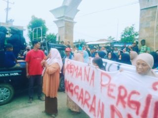 Puluhan Warga Demo di Kantor Desa Karangligar. (AlexaPodcast.ID)