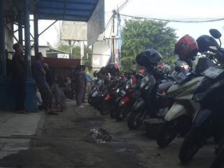 Diduga Kena Pungli di Samsat Rengasdengklok, Warga Karawang Ungkap Kejanggalan Tagihan Pajak. (AlexaPodcast.ID)