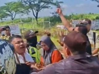 Warga Protes Aksi Pemalangan Jalan Ormas di Deltamas. (AlexaPodcast.ID)