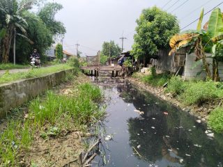 Sungai Berbau Menyengat Diduga Tercemar Limbah Tempe. (AlexaPodcast.ID)