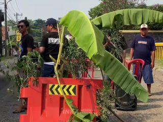 Jalan Rusak di Pantura Karawang Tewaskan Warga. (AlexaPodcast.ID)