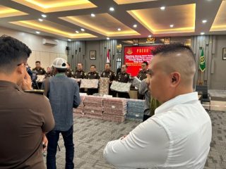 Aktivis Desak Uang Korupsi 100 Miliar Dikembalikan untuk Rakyat: Banyak Jalan dan Sekolah Rusak. (AlexaPodcast.ID)