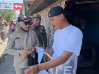Robek SP1 di Bekasi: Warga Tolak Penertiban Bangunan Liar, Satpol PP Tetap Persuasif. (AlexaPodcast.ID)