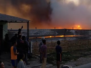 Gudang di Karawang Timur Ludes Dilalap Api. (AlexaPodcast.ID)