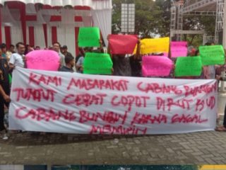 Ribuan Warga Desak Copot Dirut RSUD Cabangbungin. (AlexaPodcast.ID)