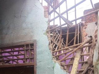 Cuaca Ekstrem Hantam Cibitung, Rumah Ambruk Saat Warga Terlelap. (AlexaPodcast.ID)