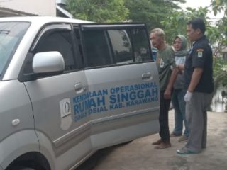 Dinsos Karawang Pulangkan Lansia Linglung ke Rumah Singgah Bekasi. (AlexaPodcast.ID)