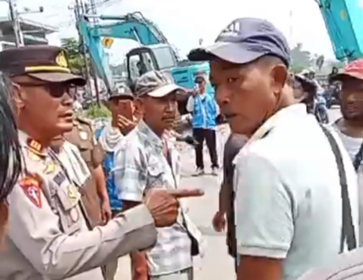 Aksi Warga Batujaya Warnai Penertiban Bangunan Liar. (AlexaPodcast.ID)