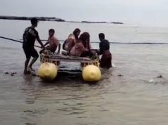 Nyawa Jadi Taruhan, Siswa SMPN Satu Atap Cibuaya Menyebrang Laut Demi Sekolah Pelajar Karawang Sekolah Naik Sampan. (AlexaPodcast.ID)