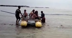 Nyawa Jadi Taruhan, Siswa SMPN Satu Atap Cibuaya Menyebrang Laut Demi Sekolah Pelajar Karawang Sekolah Naik Sampan. (AlexaPodcast.ID)