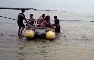 Nyawa Jadi Taruhan, Siswa SMPN Satu Atap Cibuaya Menyebrang Laut Demi Sekolah Pelajar Karawang Sekolah Naik Sampan. (AlexaPodcast.ID)