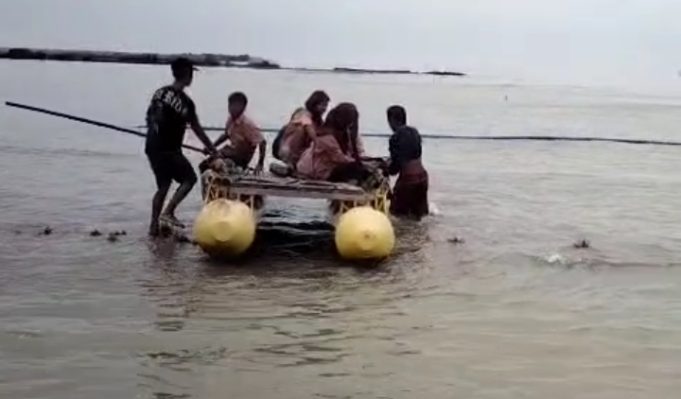 Nyawa Jadi Taruhan, Siswa SMPN Satu Atap Cibuaya Menyebrang Laut Demi Sekolah Pelajar Karawang Sekolah Naik Sampan. (AlexaPodcast.ID)