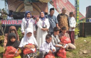Abdul Syakir Santuni 330 Anak Yatim dan Kaum Dhuafa di Kampung Wangkal Wujud Syukur, Abdul Syakir dan Keluarga Bagikan Santunan untuk 330 Anak Yatim. (AlexaPodcast.ID)