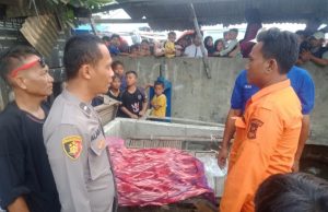Mayat Bayi Lengkap dengan Ari-ari Gegerkan Warga Rengasdengklok, Polisi Olah TKP dan Selidiki Kasus Jasad Bayi Perempuan Ditemukan Mengapung, Polisi Lakukan Olah TKP. (AlexaPodcast.ID)