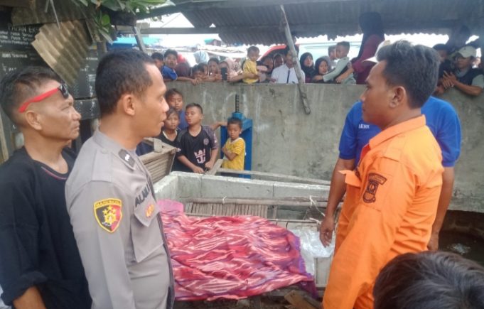 Mayat Bayi Lengkap dengan Ari-ari Gegerkan Warga Rengasdengklok, Polisi Olah TKP dan Selidiki Kasus Jasad Bayi Perempuan Ditemukan Mengapung, Polisi Lakukan Olah TKP. (AlexaPodcast.ID)