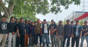 Warga Sindangmukti Datangi Kantor Kecamatan, Tuntut Pengadaan Ambulans dan Transparansi Pengelolaan Dana Desa Warga Sindangmukti Tuntut Pengadaan Ambulans. (AlexaPodcast.ID)