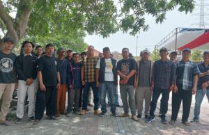 Warga Sindangmukti Datangi Kantor Kecamatan, Tuntut Pengadaan Ambulans dan Transparansi Pengelolaan Dana Desa Warga Sindangmukti Tuntut Pengadaan Ambulans. (AlexaPodcast.ID)