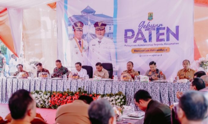 Polres Karawang Dukung Program Pemerintah Daerah Lewat Pengamanan Gebyar Paten di Kutawaluya Pelayanan Publik Terpadu di Kutawaluya Dihadiri Forkopimda. (AlexaPodcast.ID)
