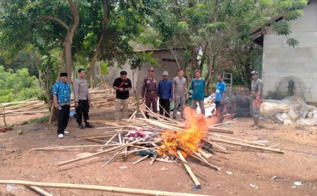 Kapolsek Cikampek Pimpin Pembongkaran Arena Sabung Ayam Bersama Warga. (AlexaPodcast.ID)