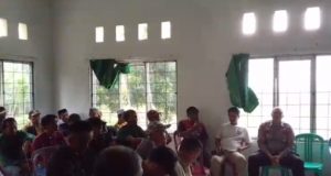 Puluhan Warga Geruduk Kantor Desa Sindangmukti, Desak Realisasi Ambulans dan Transparansi Dana Desa Warga Sindangmukti Geruduk Kantor Pemerintahan. (AlexaPodcast.ID)