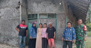 Prihatin Kondisi Warga, Camat Kutawaluya Desak Percepatan Program RTLH di Sindangmukti Rumah Warga Memprihatinkan, Camat Kutawaluya Turun Langsung ke Lokasi. (AlexaPodcast.ID)