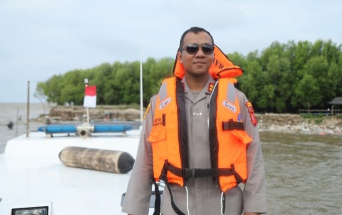 Kapolres Karawang Patroli Laut, Pastikan Keamanan Wilayah Pesisir Aman dan Kondusif AKBP Fiki N. Ardiansyah Tinjau Mako Satpolairud dan Lakukan Patroli ke Perairan Pasir Putih. (AlexaPodcast.ID)