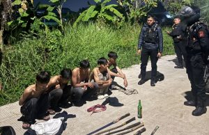 Patroli Sat Samapta Polres Karawang Amankan 5 Remaja, Sita Sajam dan Bom Molotov Polisi Amankan Remaja Hendak Tawuran di Kepuh. (AlexaPodcast.ID) 