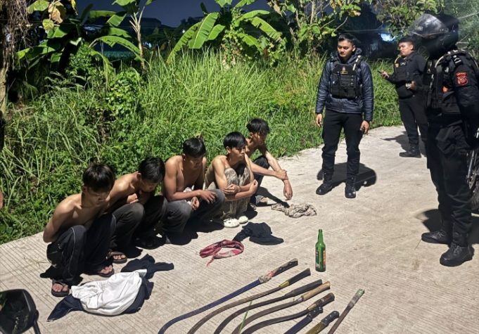Patroli Sat Samapta Polres Karawang Amankan 5 Remaja, Sita Sajam dan Bom Molotov Polisi Amankan Remaja Hendak Tawuran di Kepuh. (AlexaPodcast.ID) 