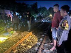Warga Kotabaru Tewas Tertabrak KA BIMA, Polres Karawang Lakukan Olah TKP Kecelakaan di Perlintasan Sukamulya, Satu Warga Tewas Tertabrak KA BIMA. (AlexaPodcast.ID)