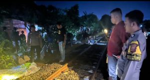 Warga Kotabaru Tewas Tertabrak KA BIMA, Polres Karawang Lakukan Olah TKP Kecelakaan di Perlintasan Sukamulya, Satu Warga Tewas Tertabrak KA BIMA. (AlexaPodcast.ID)