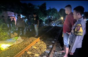 Warga Kotabaru Tewas Tertabrak KA BIMA, Polres Karawang Lakukan Olah TKP Kecelakaan di Perlintasan Sukamulya, Satu Warga Tewas Tertabrak KA BIMA. (AlexaPodcast.ID)