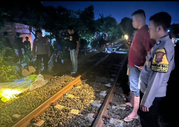 Warga Kotabaru Tewas Tertabrak KA BIMA, Polres Karawang Lakukan Olah TKP Kecelakaan di Perlintasan Sukamulya, Satu Warga Tewas Tertabrak KA BIMA. (AlexaPodcast.ID)