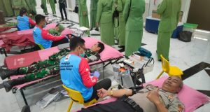 HUT ke-80 TNI, Polres Karawang Kompak Donor Darah untuk Masyarakat TNI-Polri Karawang Gelar Donor Darah di Aula Husni Hamid. (AlexaPodcast.ID)