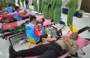 HUT ke-80 TNI, Polres Karawang Kompak Donor Darah untuk Masyarakat TNI-Polri Karawang Gelar Donor Darah di Aula Husni Hamid. (AlexaPodcast.ID)