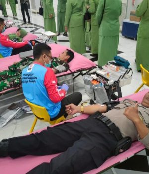 HUT ke-80 TNI, Polres Karawang Kompak Donor Darah untuk Masyarakat TNI-Polri Karawang Gelar Donor Darah di Aula Husni Hamid. (AlexaPodcast.ID)